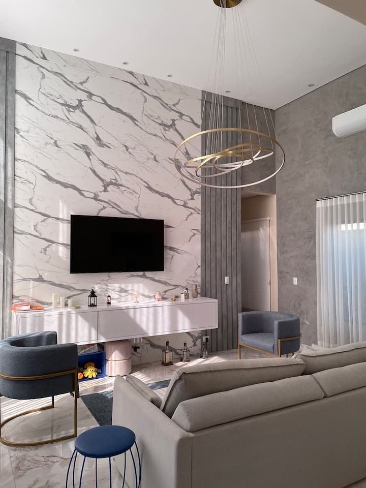 Ძალიან კომფორტული და თანამედროვე მისაღები ოთახი კონდიციონერითა და 60"-იანი ტელევიზორით.