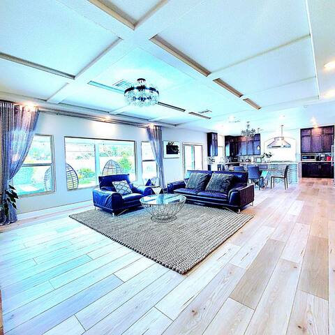 5B4.5B,15 min to strip, game room,outdoor dining