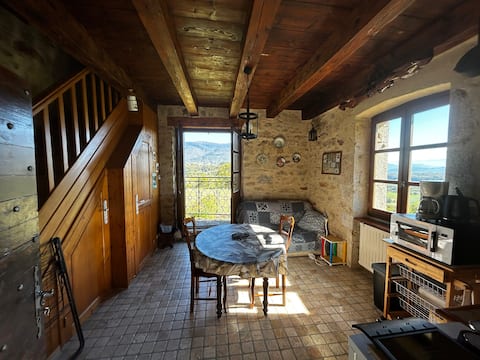 Annonce Airbnb populaire: furnished medieval tower à Ain