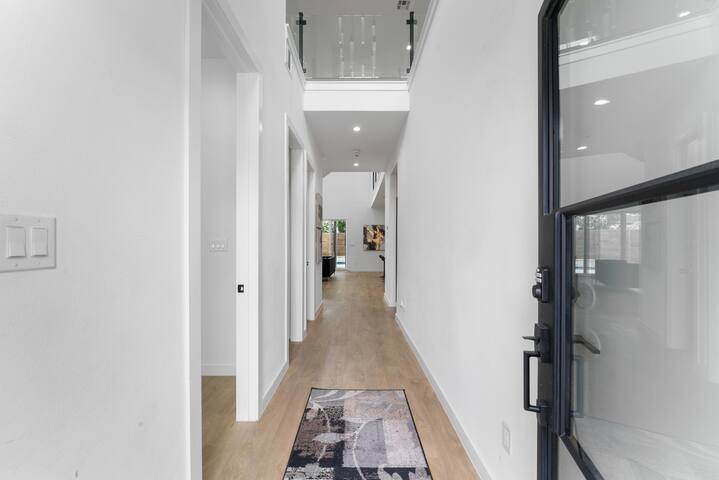 5bd|4br Modern Home w/ Pool gallery image 3