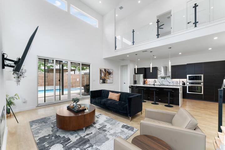 5bd|4br Modern Home w/ Pool gallery image 4
