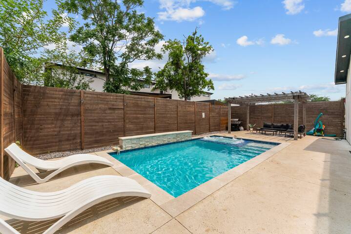 5bd|4br Modern Home w/ Pool gallery image 2