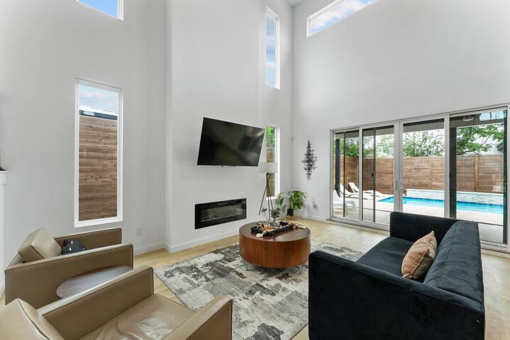 5bd|4br Modern Home w/ Pool gallery image 5