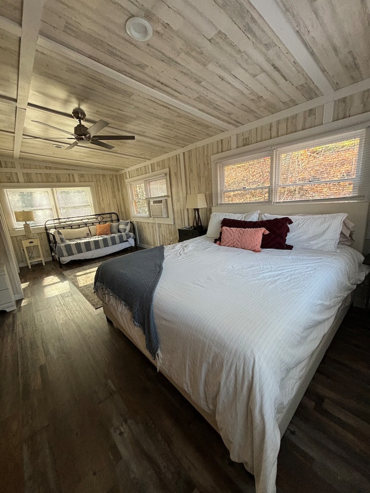 主卧位于楼上，有一张单人床和轮椅。