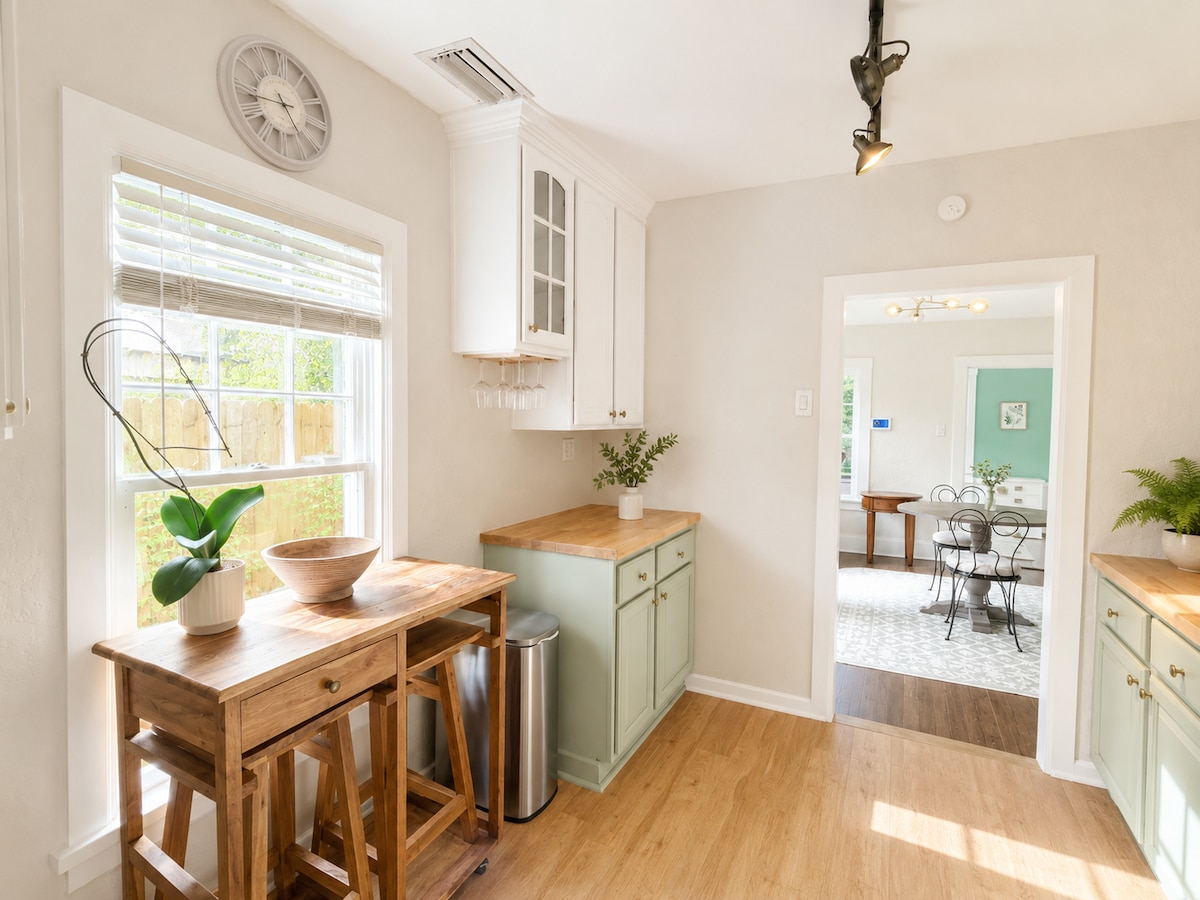 Full kitchen image 1