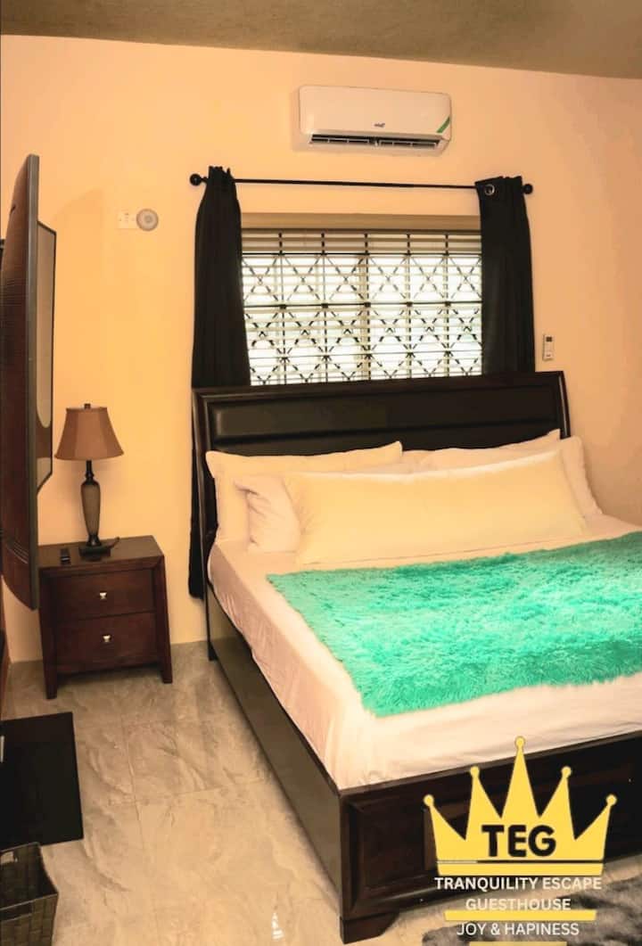 Dhoma e gjumit #2 me ajër të kondicionuar me krevat dopio "King".