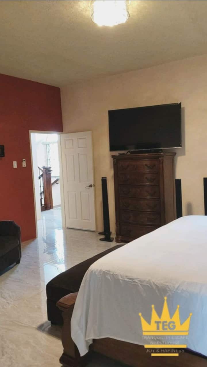 Hyrja në dhomën kryesore të gjumit.