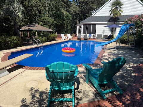 Pool, 8 bedrooms, lakefront, updated kitchen,
