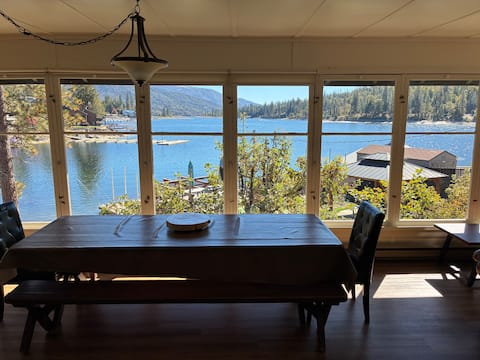 Lakefront Rustic Cabin With boat dock & VIEWS.