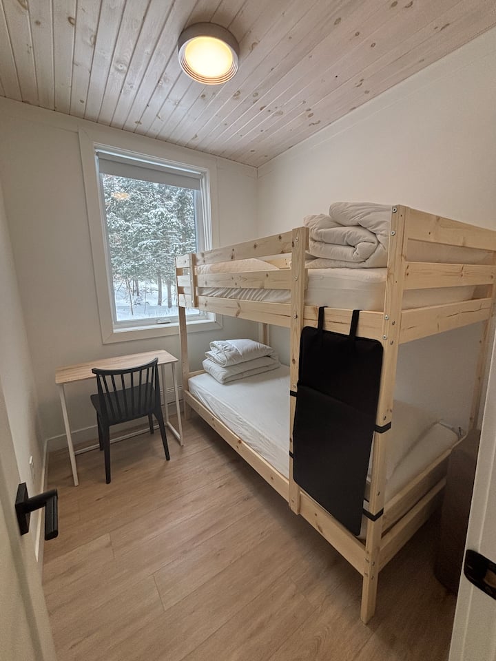 Малка, гъвкава стая с две единични двуетажни легла, преносим бюро и преносимо детско креватче. 

Осигурени са по 1 възглавница на легло и завивки. Носете свои чаршафи, калъфки за възглавници и завивки.

Стълбата на двуетажното легло е обезопасена за деца с подвижен капак. 