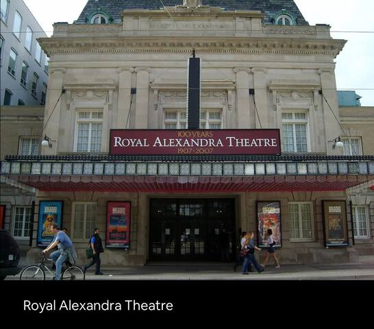 Luxury 3BD Condo by Rogers Cntr, CN Twr, FREE Park gallery image 4