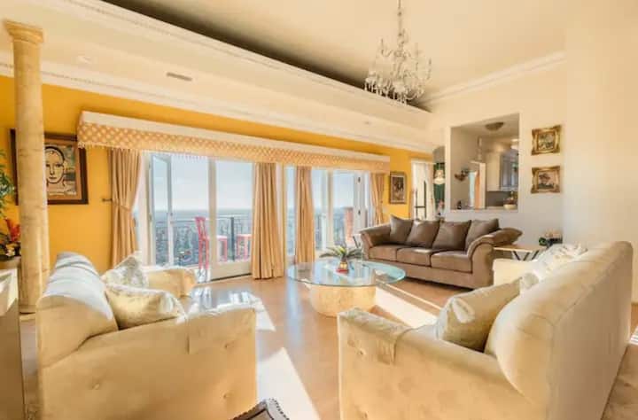Magnificent View Suite In A Castle Home - Pico Rivera, CA