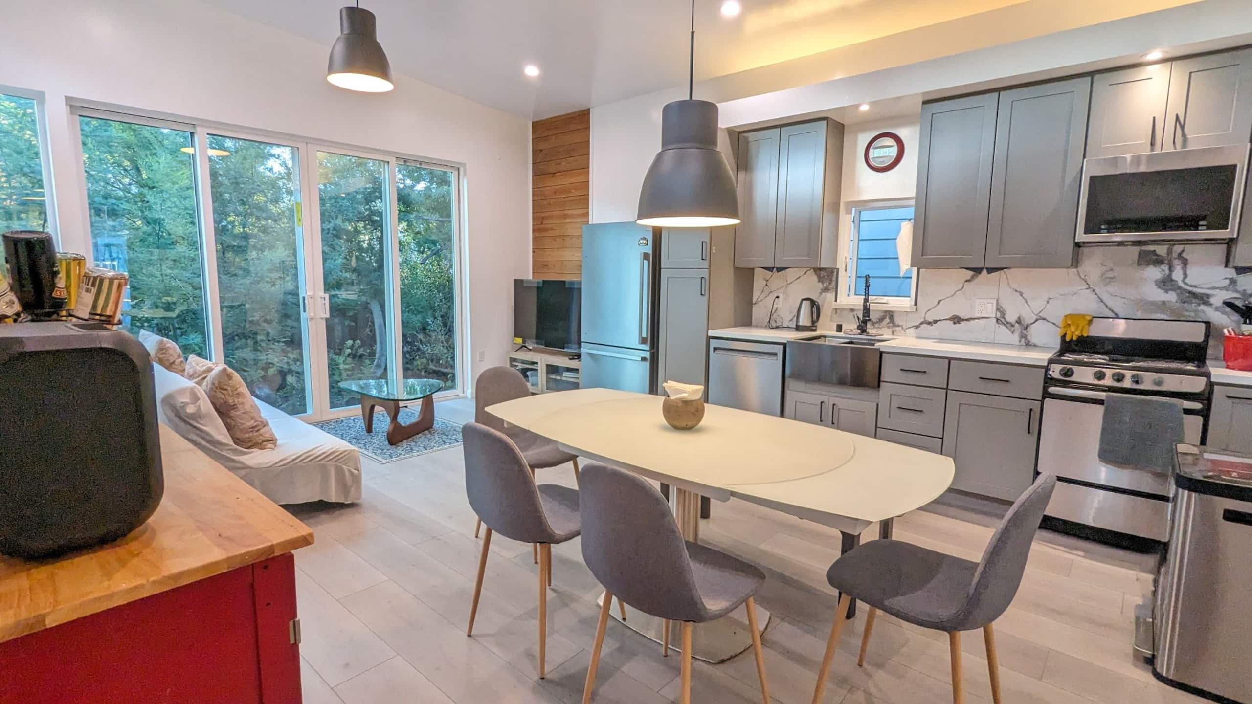 Guesthouse in South San Francisco · ★4.76 · 2 bedrooms · 4 beds · 2 shared baths - Image 3
