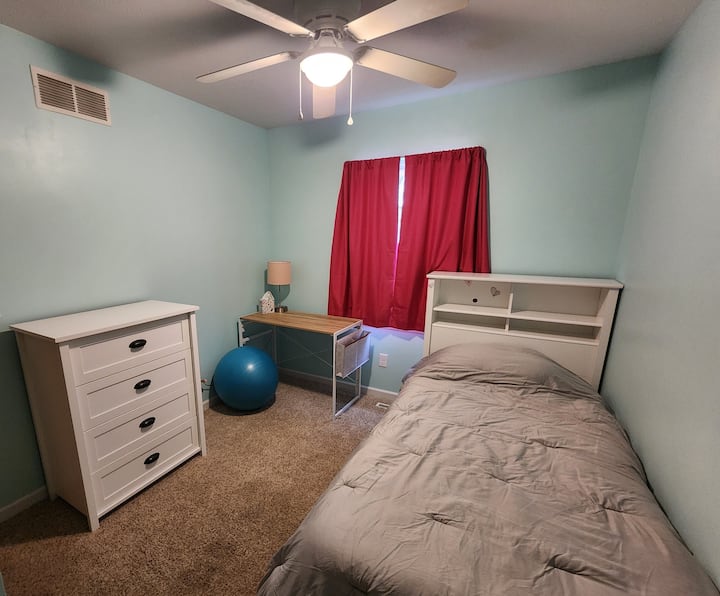 Dvojitý matrac s pamäťovou penou, priestor na písací stôl s kreslom na cvičenie (v prípade potreby si v tomto priestore neváhajte požičať jedálenskú stoličku), komoda a otvorená skriňa s vešiakmi. 