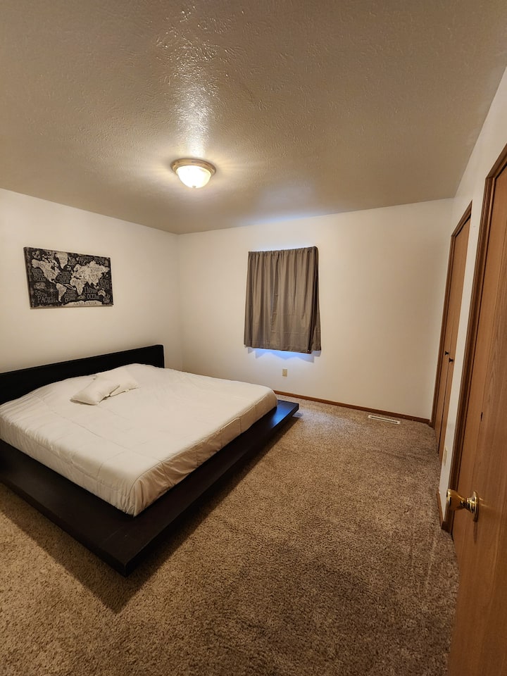 Spite ľahko na matraci z pamäťovej peny veľkosti King s posteľou v štýle platformy. Dostatok priestoru v skrini s vešiakmi.