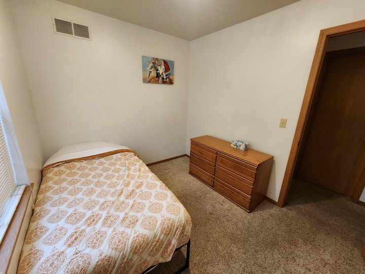 Dvojitý matrac s pamäťovou penou, komoda a šatníkový priestor na odkladanie 