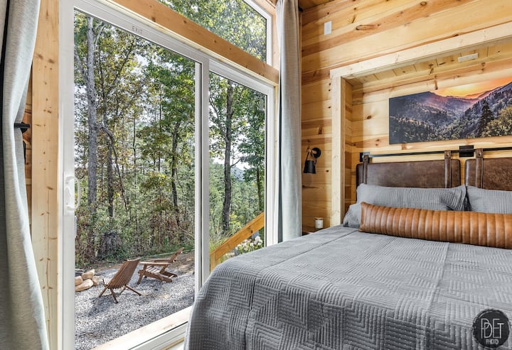 King-sized bed in the bedroom