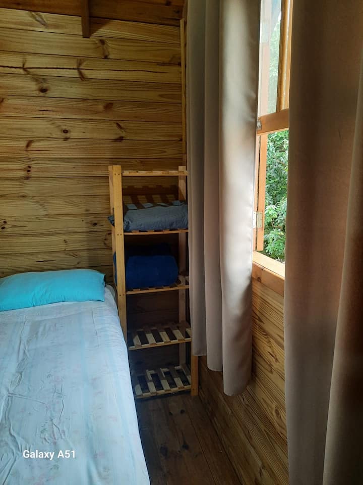 Dhomë më e vogël, ka ventilim të ajrit të kondicionuar nga dhoma tjetër dhe një ventilator në mur 