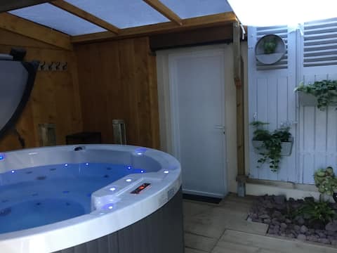 Guest house with hot tub/spa