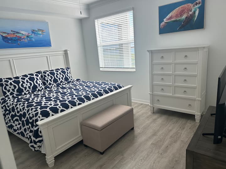 Основна спалня със свързана баня  и телевизор.