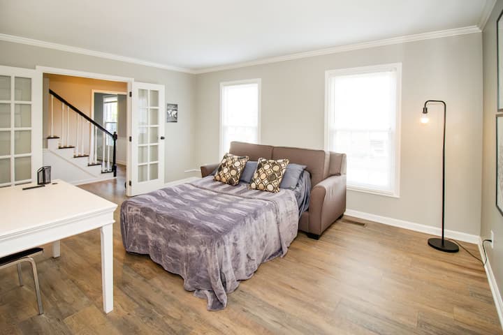 Le canapé-lit de grande taille est neuf (acheté en 2023) et est très confortable. Cette chambre dispose d'un espace de travail désigné. Le placard est situé juste à l'extérieur de la pièce. Notez que les portes-fenêtres sont en verre. Il s'agit d'un espace de couchage, pas d'une chambre. Lit fait sur demande 