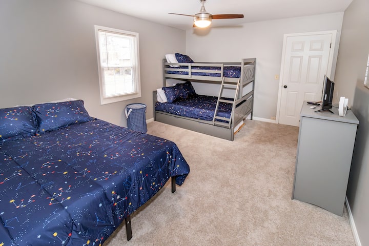 Idéal pour les enfants ou plusieurs voyageurs. Un lit double séparé. Les lits superposés disposent d'un lit double en bas, de lits jumeaux en haut et d'un lit gigogne (sous les lits jumeaux) adaptés aux jeunes enfants de 3 ans et moins. Télévision connectée. Ouvre le dressing et la salle de jeux. Pour 5 personnes. 