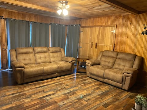 Top Airbnb: Beautiful Barndominium in Greensboro