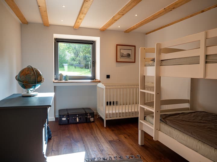 Optionales Babybett. Wenn du ein Babybett haben möchtest, sprich uns gerne an. Die obere Matratze passt auch hinter/neben das Stockbett. So können zwei Erwachsene Platz finden.