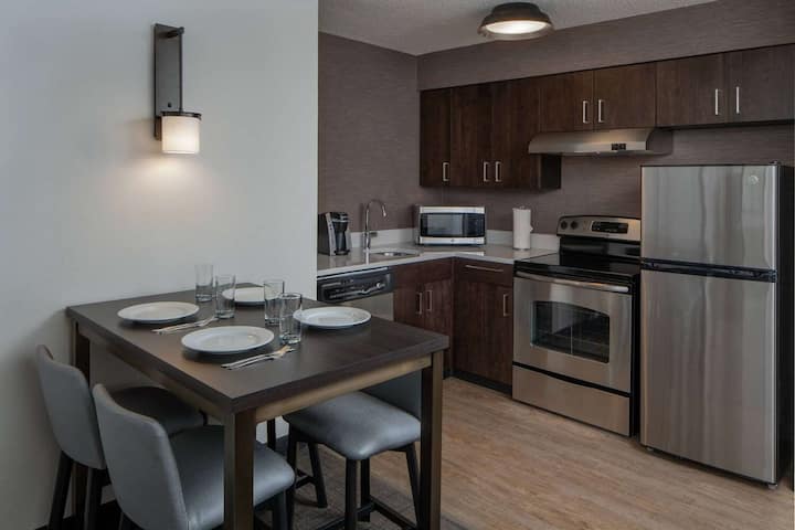 2 Family-friendly Units, Free Grab & Go Breakfast! - Fairfax, VA