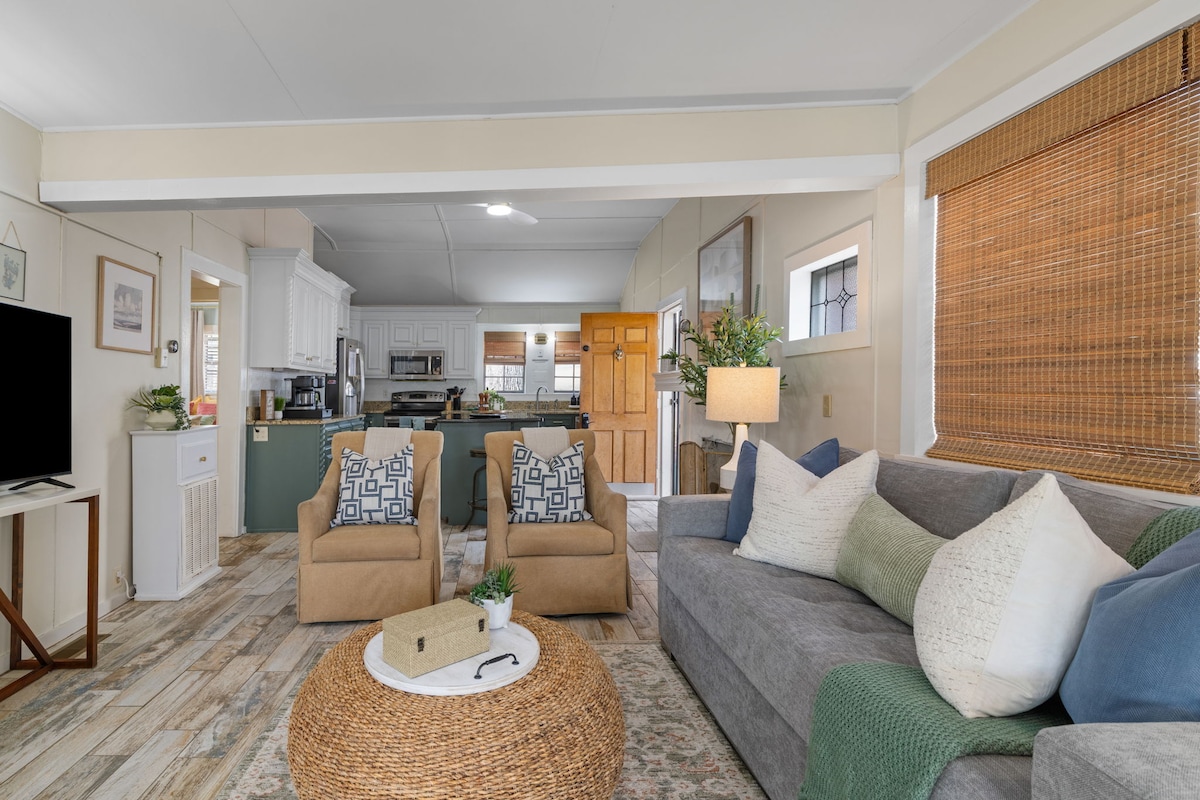 Top performing Airbnb: Cozy Lakefront Near RTJ Golf w Lift + Pet Friendly in Florence / Muscle Shoals