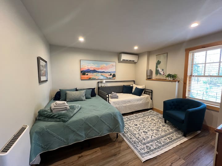 Queen bed, single bed and single trundle bed underneath