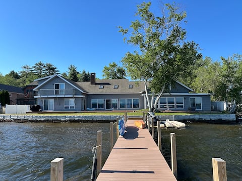 Spacious 9BR/7BA 150' Waterfront @Lake Winni