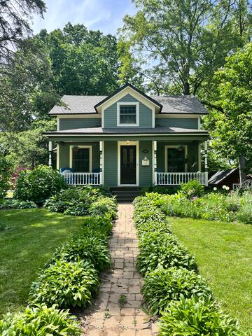 DT Hudson Home w/Hot Tub, 1 block from Riverwalk! gallery image 5