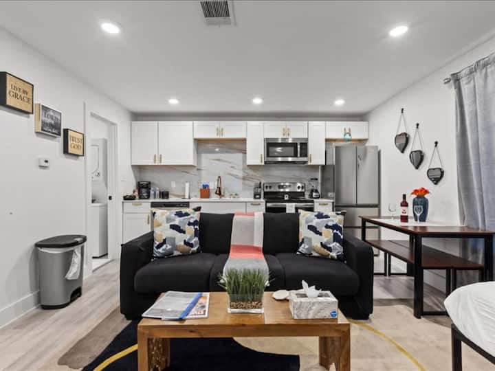 Dramatic Modern Retreat | Free Gated Parking - Dallas, TX