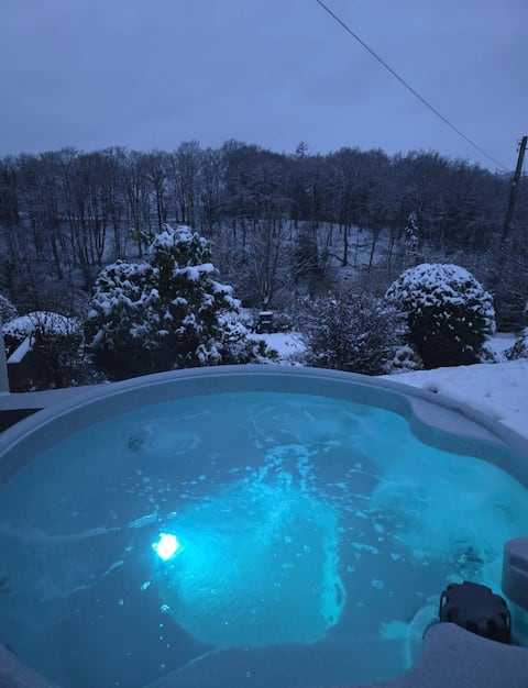 Cottage & Jacuzzi log fire Game room Zip/Snowdon