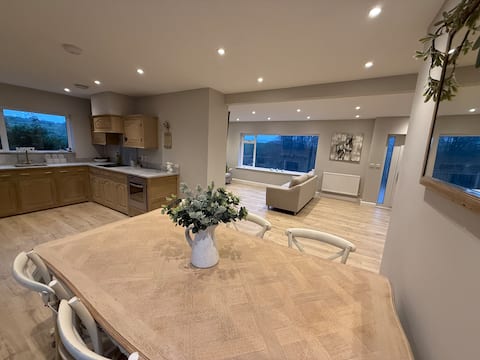 Cottage inc Jacuzzi log fire Game room Zip/Snowdon