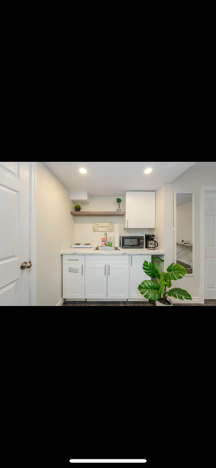 The Refined Oak-cozy Lower Retreat Room 2 - Oakville