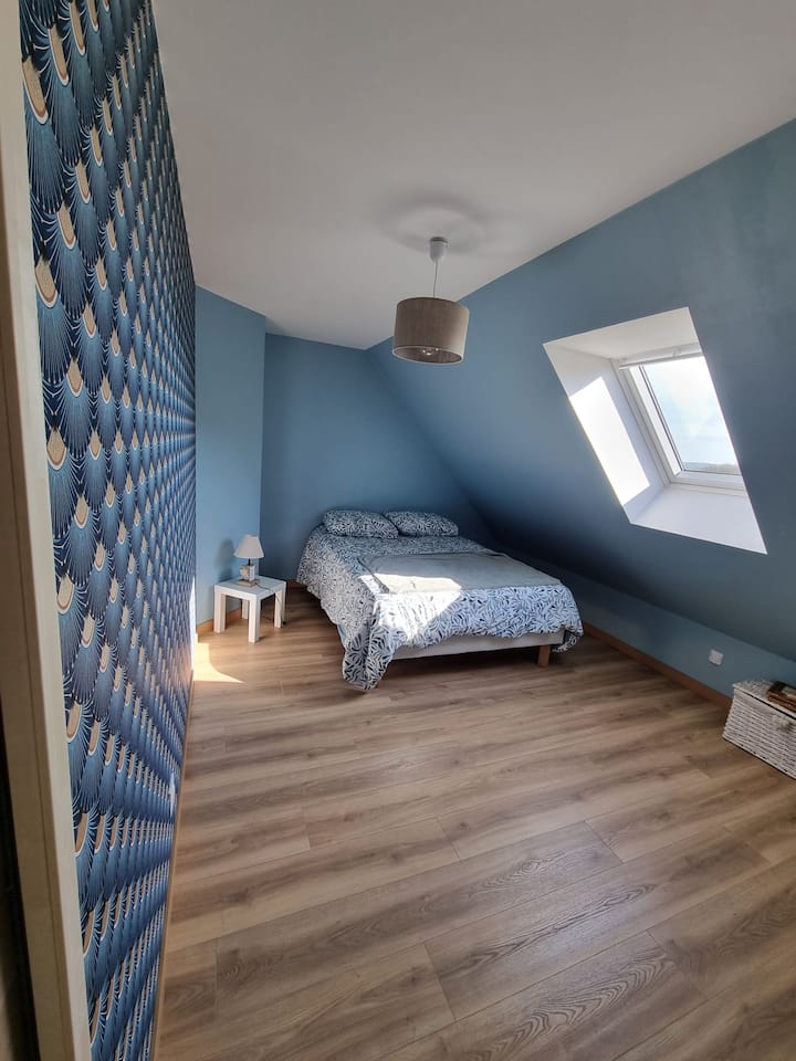 "La habitación azul"

Para su descanso, esta habitación está equipada con una cama de 140 x 190 cm.

Para su comodidad, el colchón,  las 4 almohadas, el edredón y la manta son nuevos.

Esta habitación ha sido bellamente decorada con un estilo "marinero chic ".