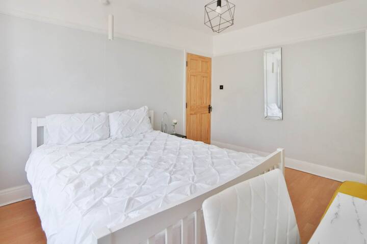 Twin Home + Free parkings, Surbiton Greater London gallery image 2