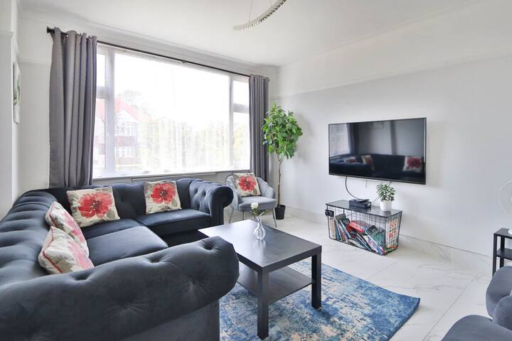 Twin Home + Free parkings, Surbiton Greater London gallery image 3