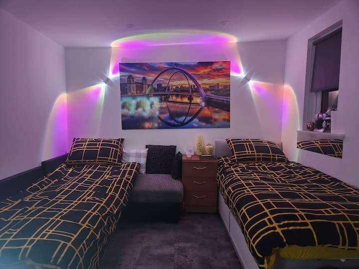 Sada mogu udobno spavati 2 gosta. Kutna sofa se tijekom dana također pretvara u kutnu sofu.