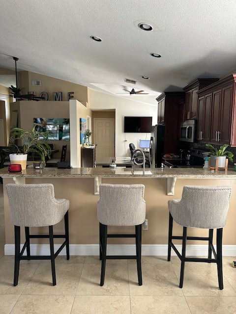 Bedroom near Airport/Attractions - Queen Bed