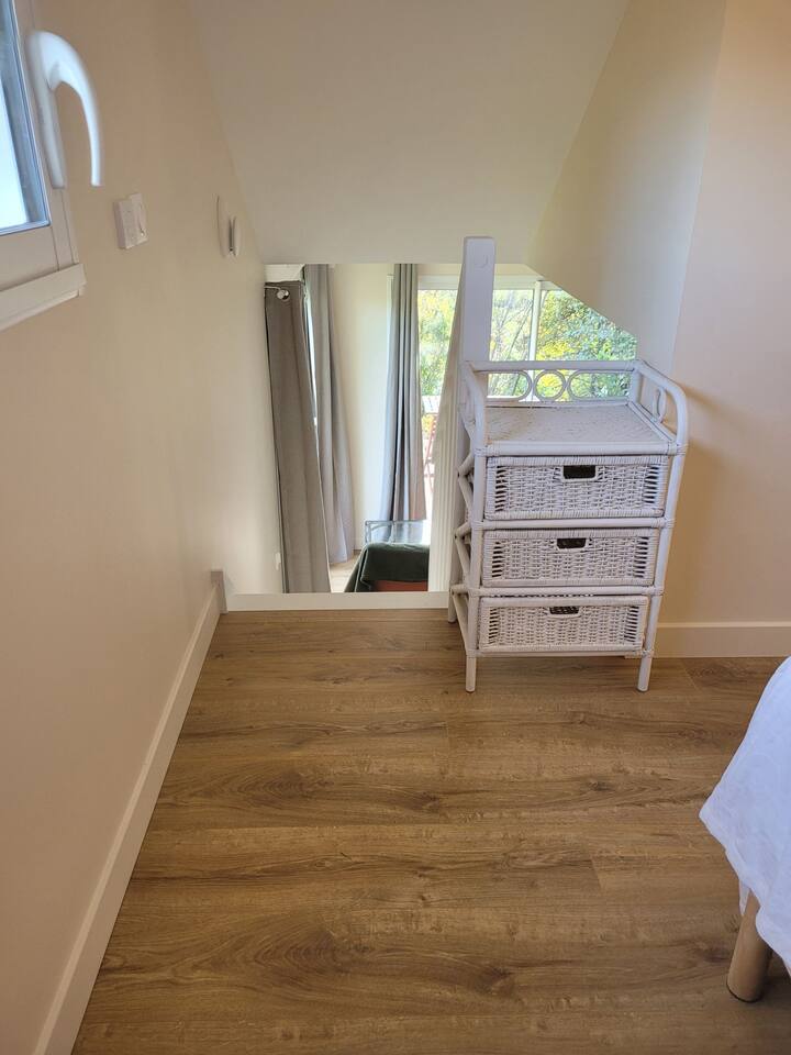 Escalera para llegar a la habitación.  prefiero aclarar que el techo es bajo. una persona de 190 puede tocar el techo de la habitación de arriba. 