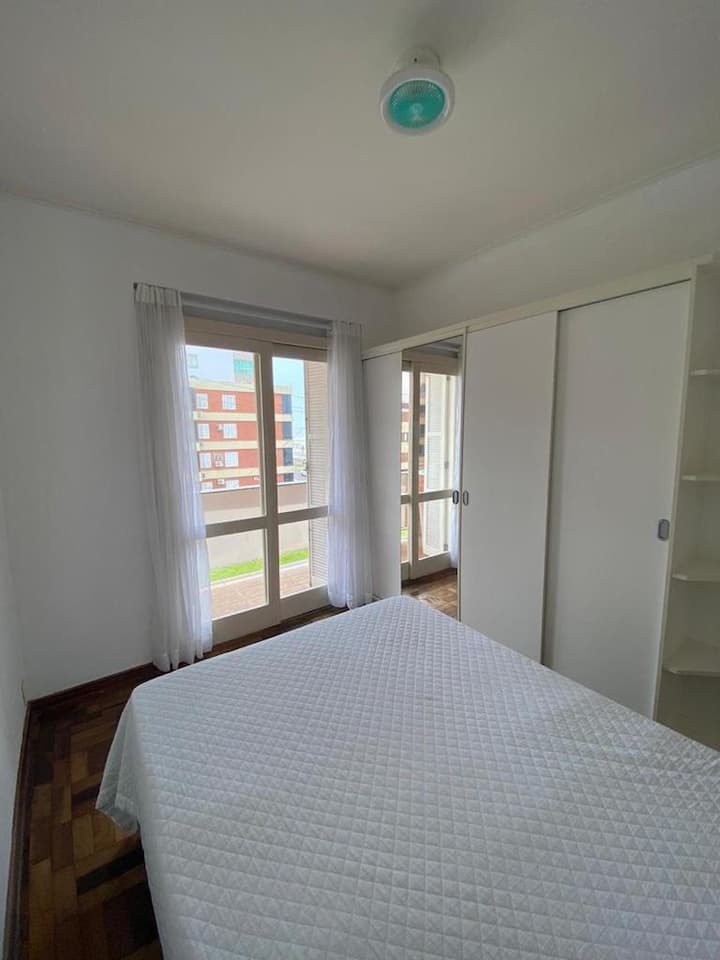 Ორადგილიანი საწოლი, დამატებითი ორადგილიანი ლეიბი და გარდერობი ამ ოთახს აქვს აივანი.