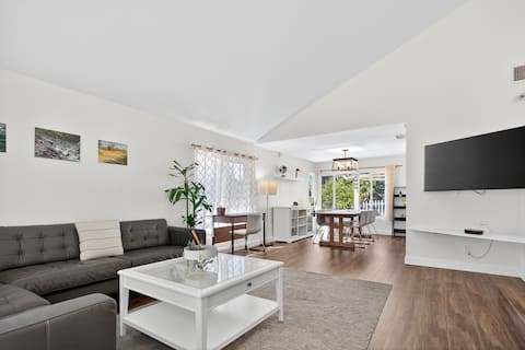 Top performing Airbnb: Quiet & Spacious 4b/3b House with backyard in Mira Mesa