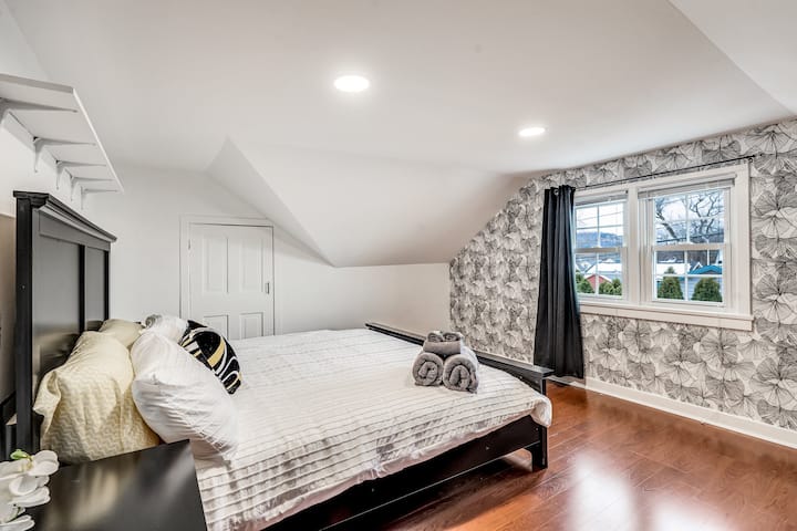 Near Downtown & Uwl • King Beds • Dog Friendly - La Crosse, WI
