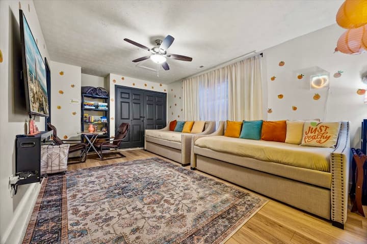 Dormitorio de la planta baja con colchones de espuma viscoelástica XL con 4 colchones de espuma viscoelástica muy cómodos. Muchos juegos para niños y adultos, 65 en la televisión. Chimenea eléctrica de calefacción infrarroja. 