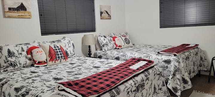 Po schodoch sú dve veľké manželské postele/ rozdelené jednotky s kúrením a klimatizáciou.