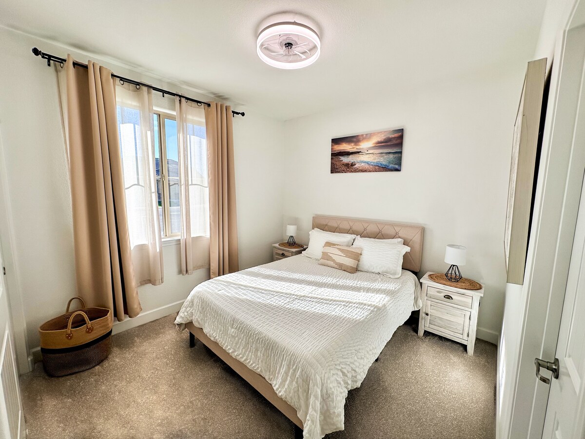 მშვიდად განიტვირთეთ ამ მთავარ საძინებელში, რომელშიც დგას კომფორტული 152×203 სმ ზომის საწოლი, ბევრი ბუნებრივი სინათლეა☀️, ჭერის ვენტილატორი და ორივე მხარეს ტუმბოები დამატებითი კომფორტისთვის✨.