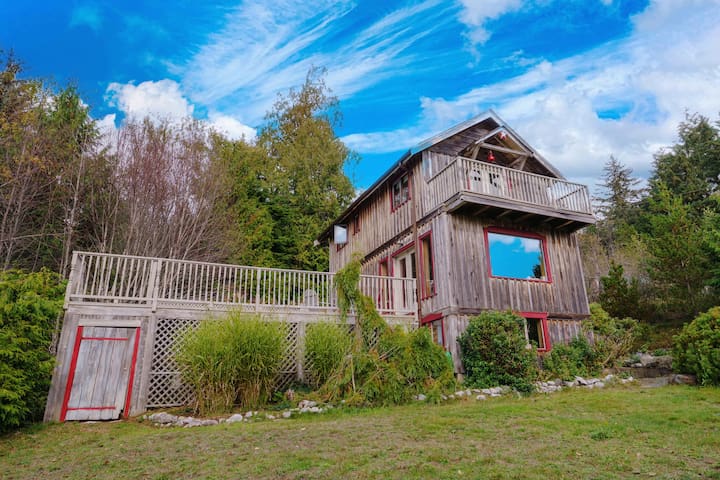 Vancouver Island Retreat | Hot Tub + Ocean Access